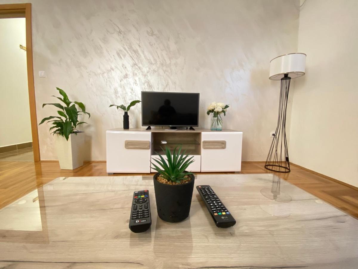 Apartman A&M Tivat Exteriör bild